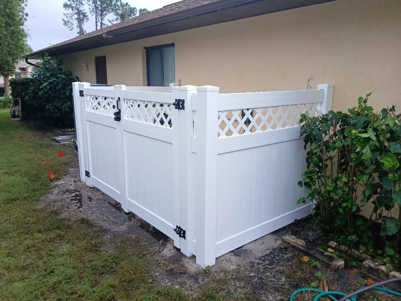 White vinyl fence with lattice top